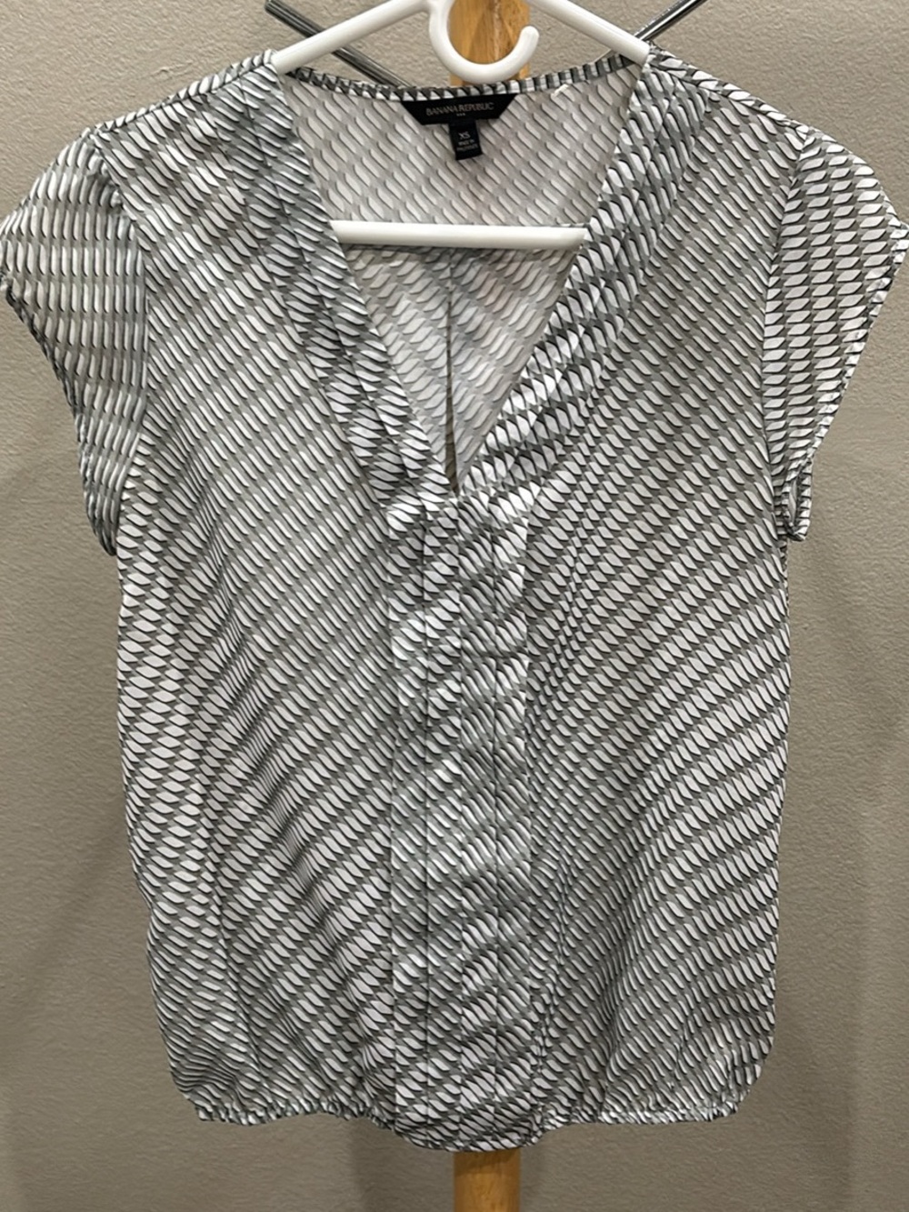 Banana Republic V-Neck Cap-Sleeve Blouse in Gray and White